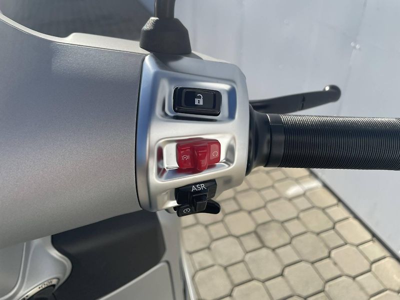 Vespa (2026) GTS 310 Edizione Ottantesimo - fotka 16 z 20