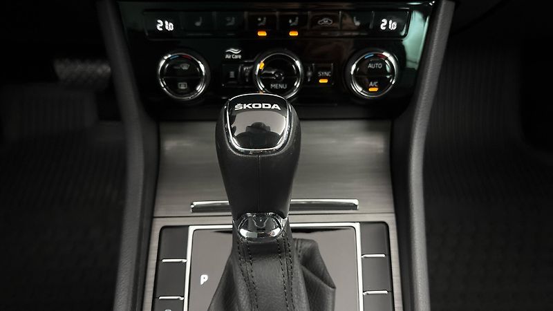 Škoda Superb 2.0 TSI DSG Style Combi - fotka 26 z 30