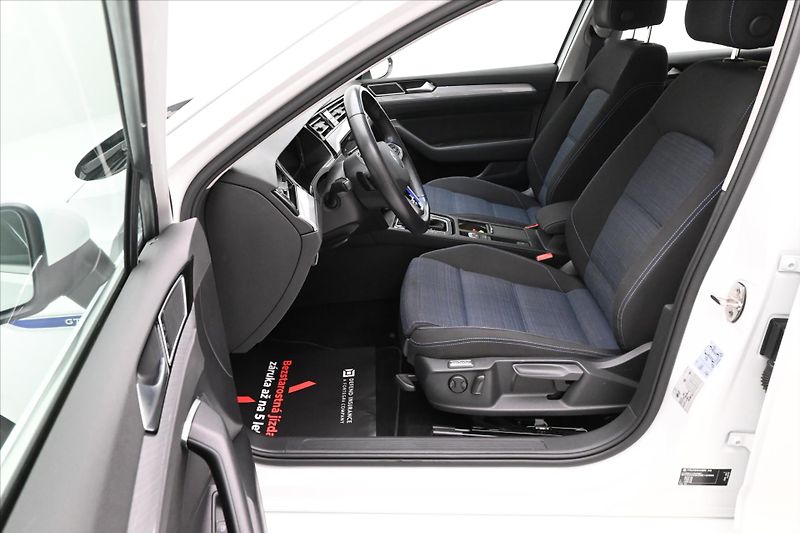Volkswagen Passat 1,4 GTE 160 kW DSG Záruka až 5 - fotka 13 z 35