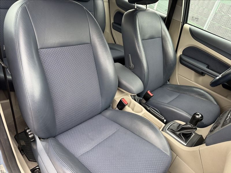 Ford Focus 1.6 Ghia - fotka 12 z 16