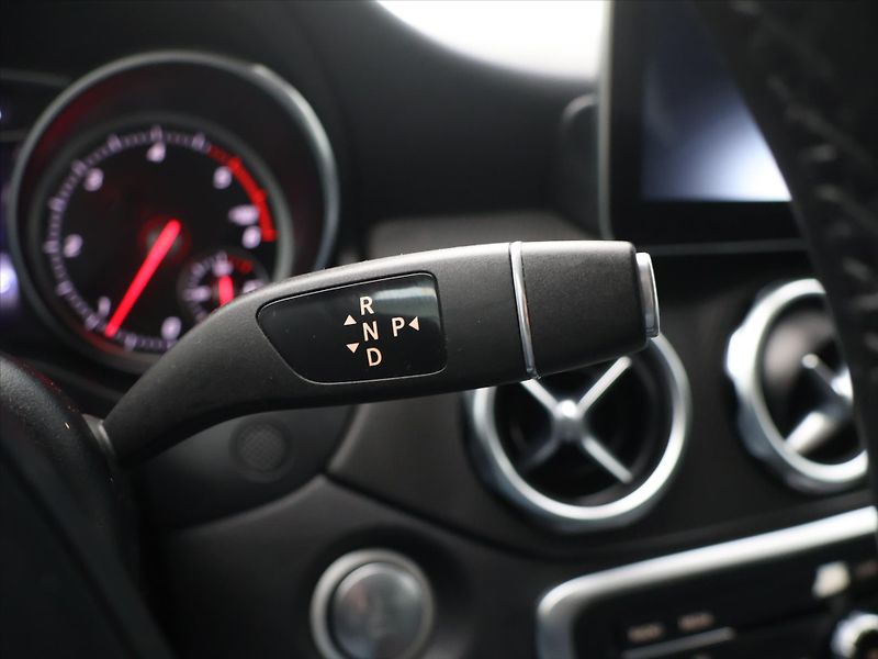 Mercedes-Benz GLA 2,1 200d 100kW 4Matic CZ DPH - fotka 16 z 29