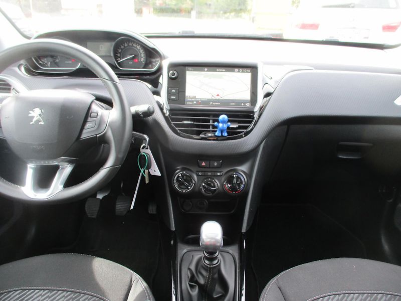 Peugeot 2008 (2019) 1,2 Pure Tech - fotka 7 z 12