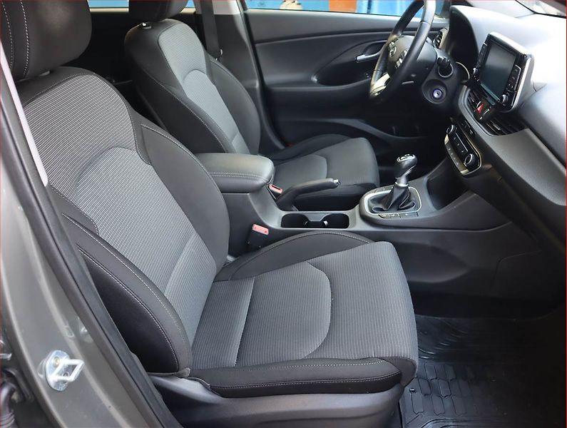 Hyundai i30 (2019) Comfort 1.4 CVVT, Serv.kniha - fotka 9 z 20