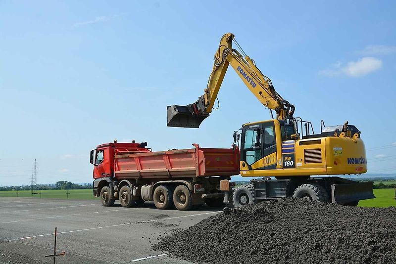 Pokládka betonové vrstvy vozovky je milníkem stavby dálnice D1 na úseku Říkovice - Přerov. Stavebníci ji zahájili tento týden.