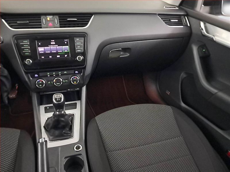 Škoda Octavia (2015) 1.6 TDI, Navi, Tempomat - fotka 8 z 15
