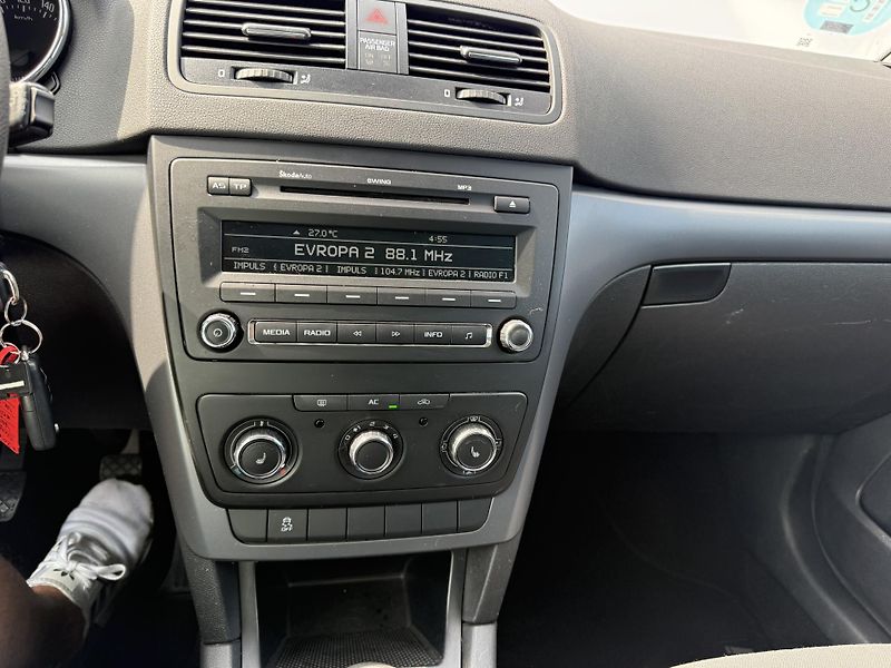 Škoda Yeti (2012) 1,2 TSI 77kW, ser.knížka - fotka 18 z 27