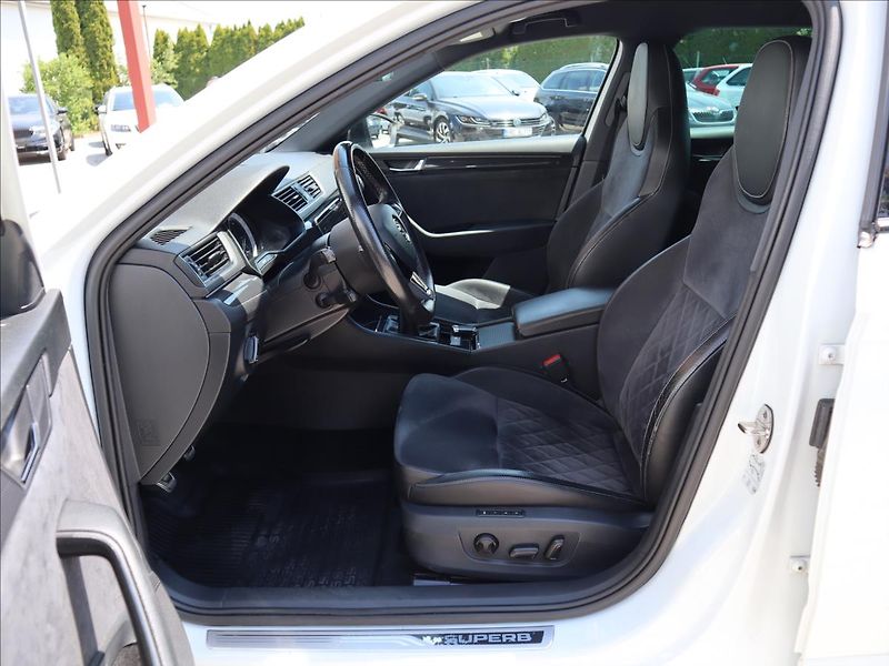 Škoda Superb 2,0 TDI SportLine Kamera ACC - fotka 7 z 36