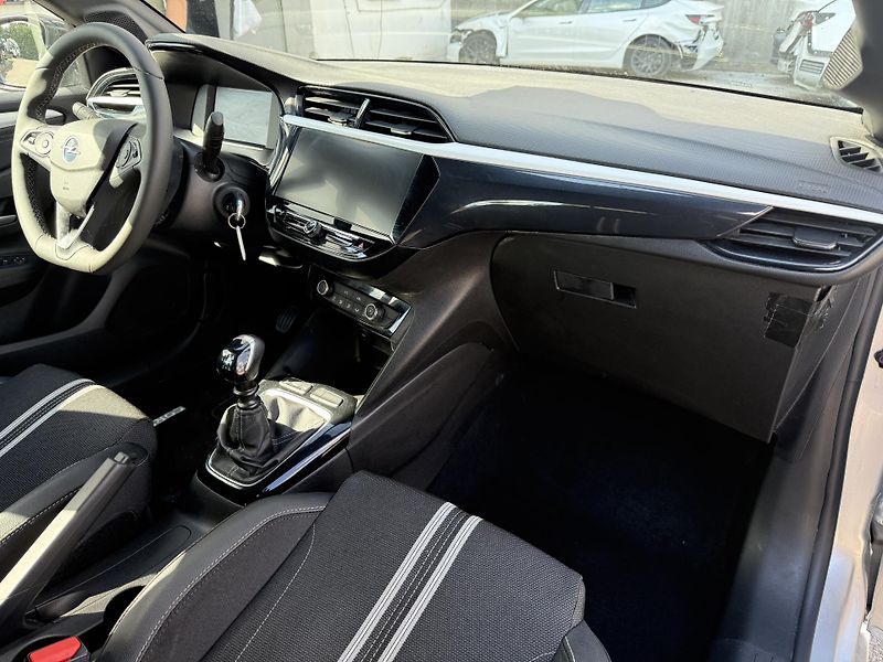 Opel Corsa 1.0l 74 kW - fotka 13 z 16