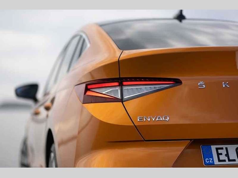 Plně elektrické SUV Škoda Enyaq Coupé iV (na snímku) se představilo v roce 2022 a vzbudilo u zákazníků velký zájem. Automobilka zrychluje svoji elektrickou ofenzivu: do roku 2026 představí tři zcela nové elektrické modely a další budou následovat.