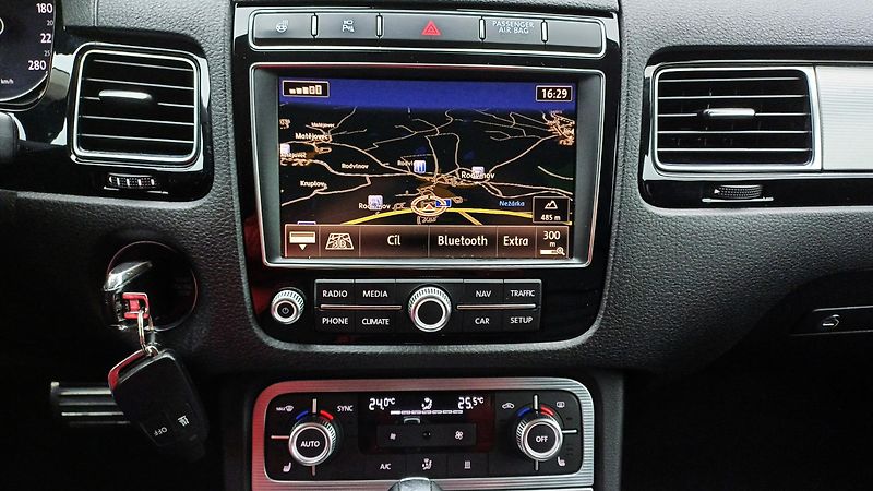 Volkswagen Touareg 3.0 TDI 193kW R-LINE-WEBASTO- - fotka 25 z 50