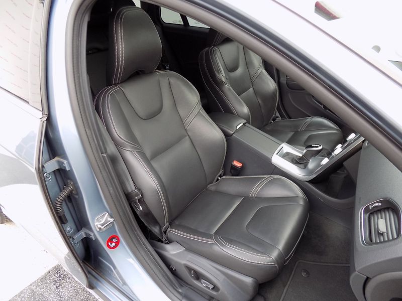 Volvo V60 (2016) 2.0-D4/Inscription/LED/DPH/ - fotka 13 z 44