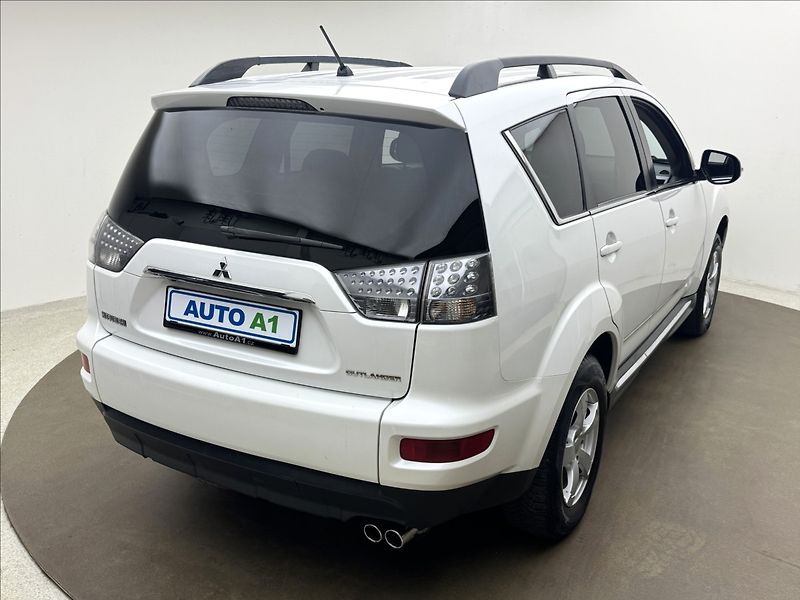 Mitsubishi Outlander 2,2 4WD AUTOMAT VÝHŘEV KAMERA - fotka 4 z 34