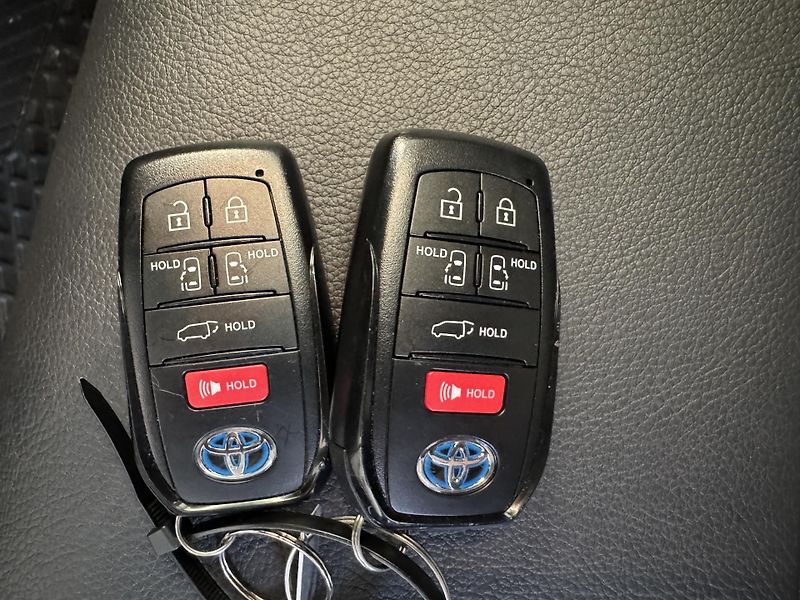 Toyota Sienna XSE 2,5 HEV AWD - fotka 45 z 46