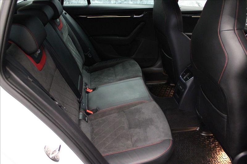 Škoda Octavia 2,0 TDI RS DSG 4x4 virtual pan - fotka 11 z 33
