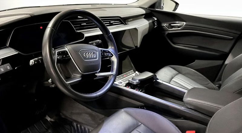 Audi Q8 e-tron 50 Q SoH 100% Kamera Vzduch  - fotka 7 z 15