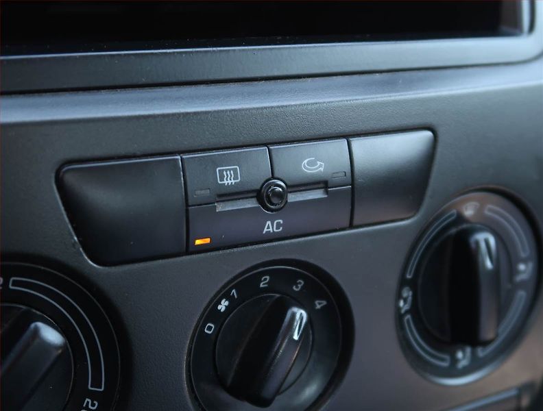 Škoda Octavia (2008) Ambiente 1.6, nová STK, Klima - fotka 15 z 15