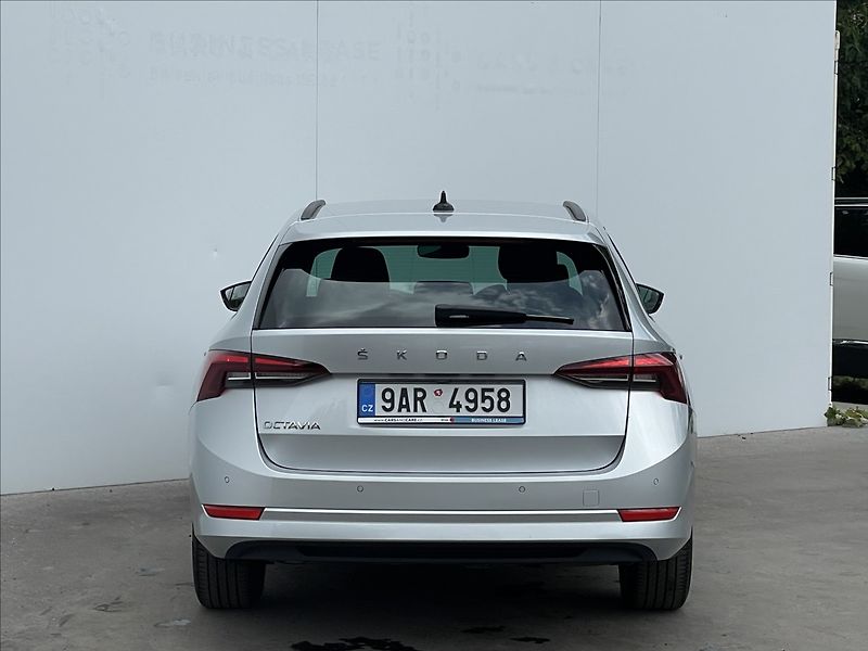 Škoda Octavia 2,0 TDI Combi Ambition Plus - fotka 23 z 24