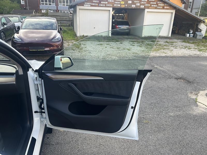 Tesla Model Y ZAMLUVENO ! TZ 94,1% - fotka 44 z 49