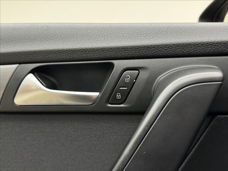 Volkswagen Passat 1,4 TSi NAVI SENZORY TAŽNÉ - fotka 26 z 36