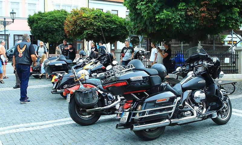 Spanilá jízda amerických historických vozidel a motocyklů v České Lípě.