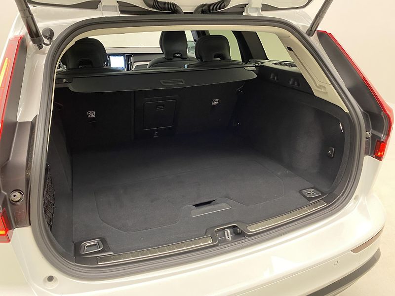 Volvo V60 B4 DARK PLUS AUT  - fotka 6 z 59