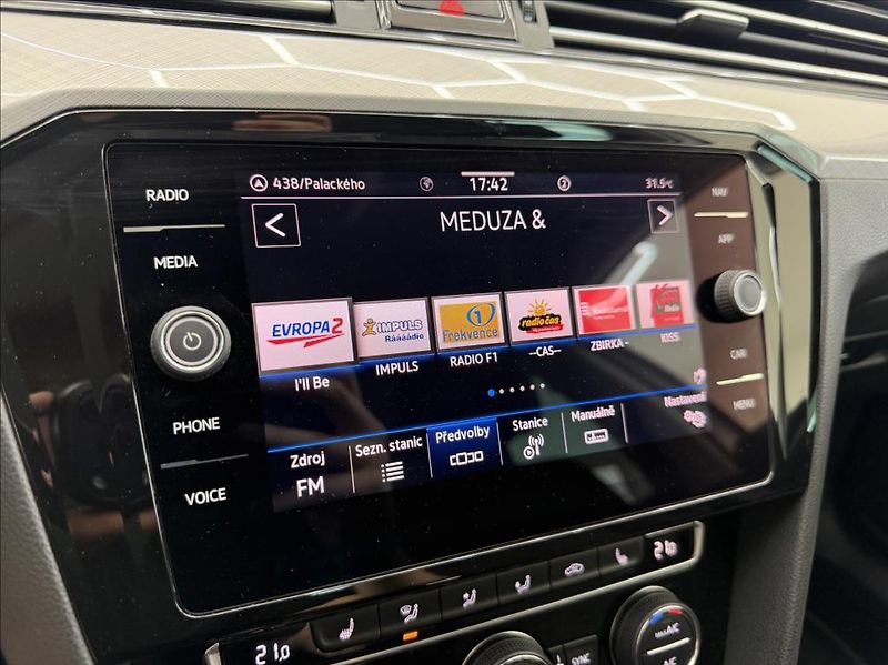 Volkswagen Passat 2,0 TDI, LED, DSG, MirrorLink - fotka 23 z 33