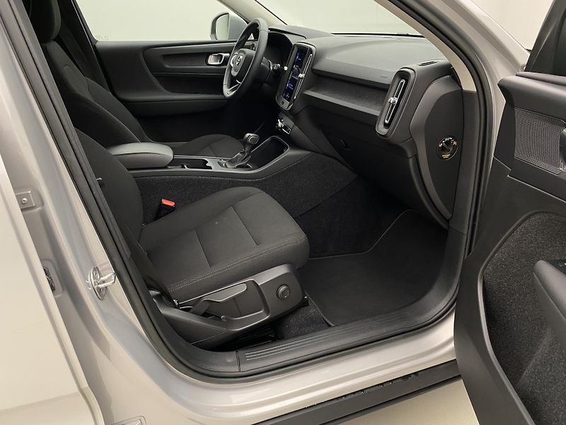 Volvo XC40 T2 ESSENTIAL  - fotka 23 z 37