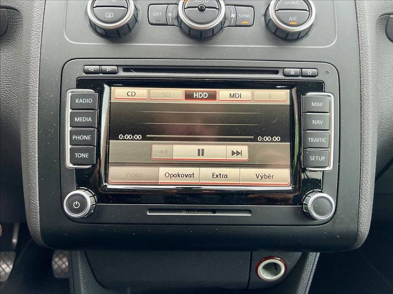 Volkswagen Touran 1,6 TDi  NAVI / kamera / ALU - fotka 30 z 44