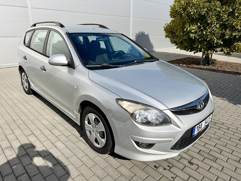 Hyundai i30 (2011) 1.6 CRDi AUTOMATICKÁ KLIMA - fotka 1 z 16