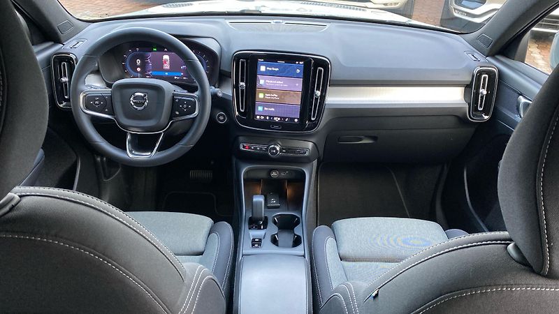 Volvo XC40 CORE, B3 FWD, 120+10 kW / 163+ - fotka 13 z 34