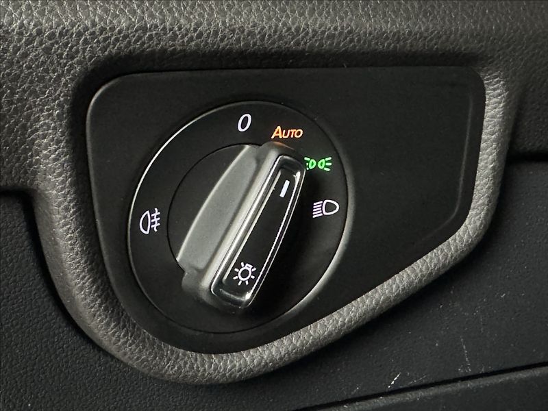 Volkswagen Touran 2,0 TDi  DSG Comfortline LED V - fotka 23 z 43