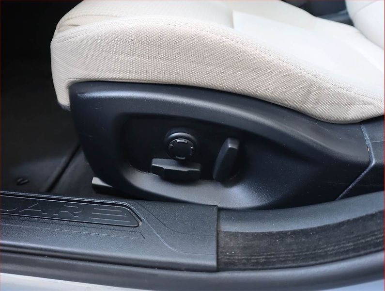 Jaguar XE (2015) E-Performance, Navi, Xenony - fotka 18 z 21