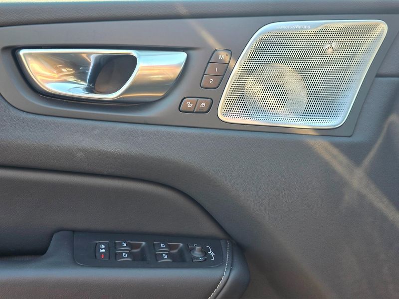 Volvo XC60 (2024) BE ULTIMATE, vzduch. pod., taž - fotka 12 z 27