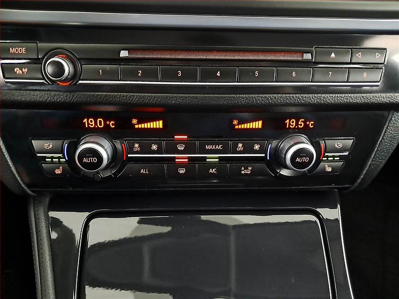 BMW Řada 5 (2012) 520d, Automat, Kůže, Navi - fotka 18 z 23