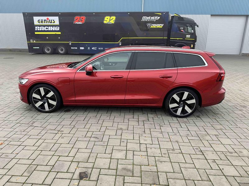 Volvo V60 (2024) VOLVO V60 T6 PHEV - fotka 2 z 23