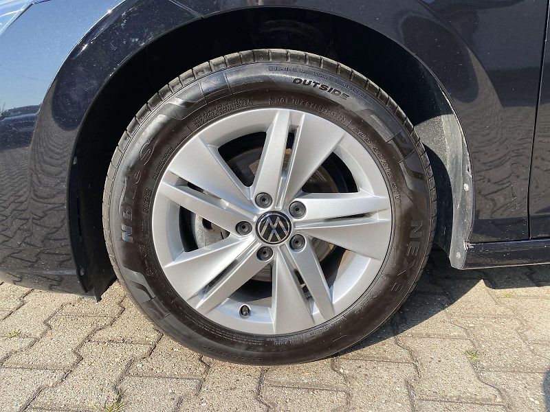 Volkswagen Golf (2023) 1.5 TSI Life GT - fotka 25 z 29