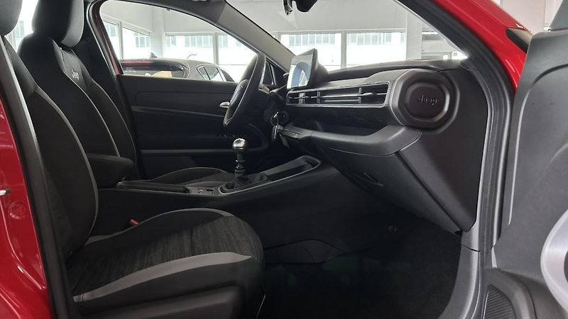 Jeep Avenger 1.2i 100k Longitude MT6 - fotka 11 z 13