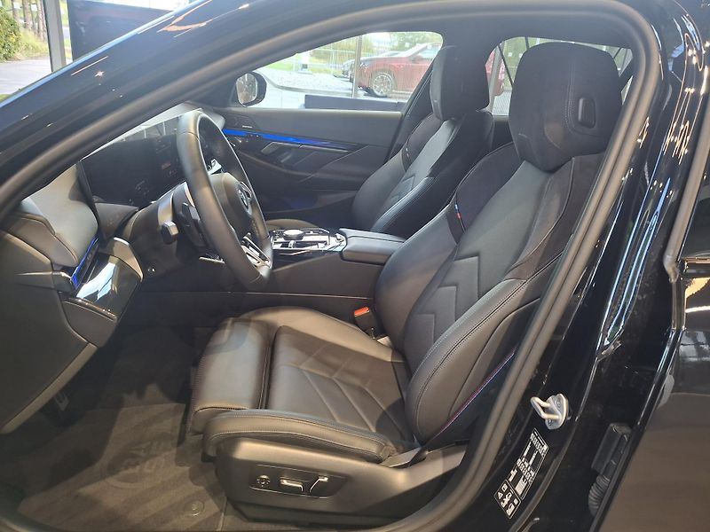 BMW Řada 5 540d xDrive Touring M-Sport - fotka 9 z 27