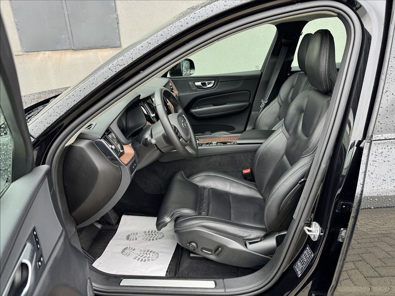 Volvo XC60 2,0 T8 AWD Recharge Plus Dark - fotka 21 z 50
