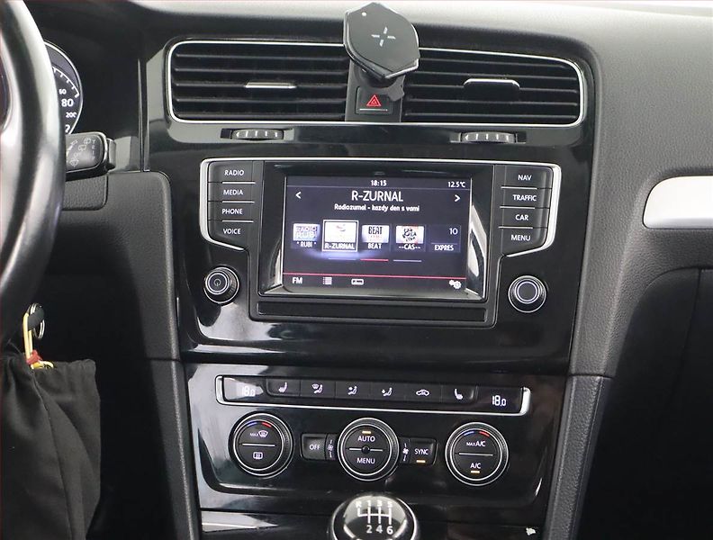 Volkswagen Golf (2015) 2.0 TDI, Navi, Park. senzory - fotka 12 z 19