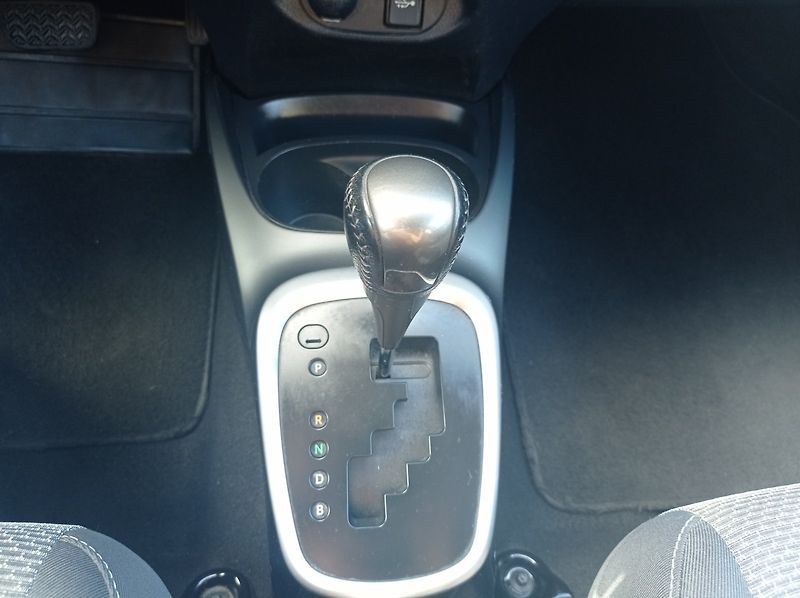 Toyota Yaris 1.5 Hybrid/Kamera/1MAJ/74kW - fotka 32 z 34