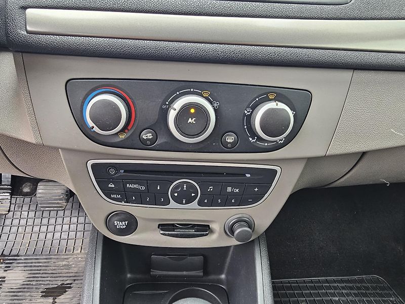 Renault Mégane (2010) 1.6i , KLIMA - fotka 12 z 17