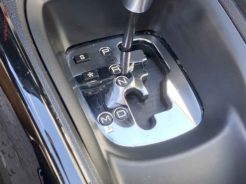 Peugeot 2008 (2018) 1.2PT, ČR, Allure - fotka 14 z 18