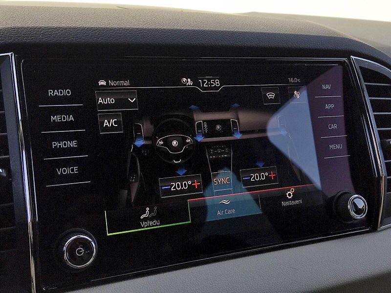 Škoda Karoq (2021) Style Comfort 2,0 Tdi 110 Kw 4 - fotka 11 z 39