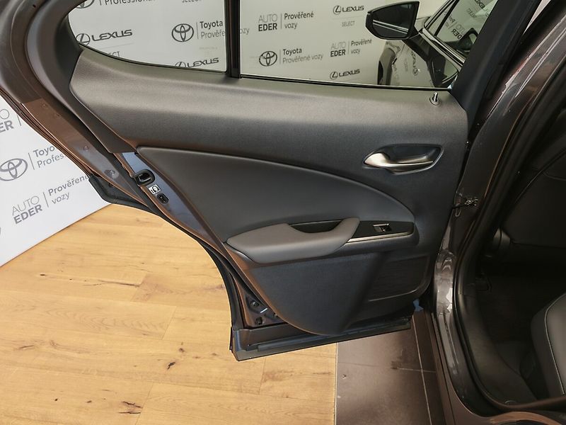 Lexus UX 300h 300h 4x2 F Sport Design - fotka 24 z 40