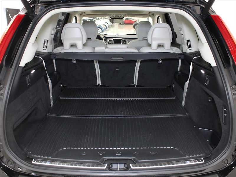 Volvo XC90 2,0 T8 Ultimate Bright B&W Vzd - fotka 23 z 25