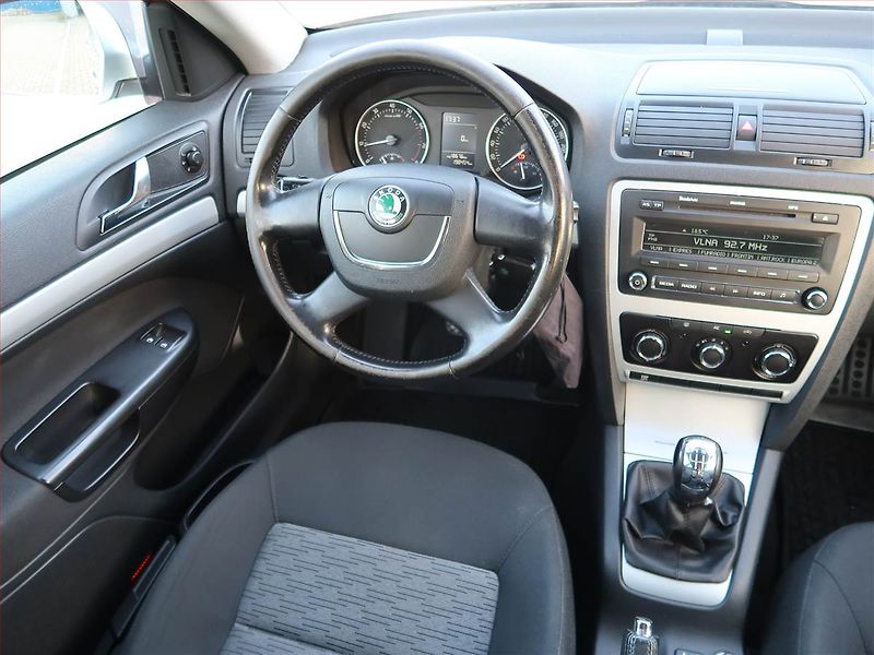 Škoda Octavia (2009) 1.6, Tempomat, Park. senzory - fotka 7 z 16