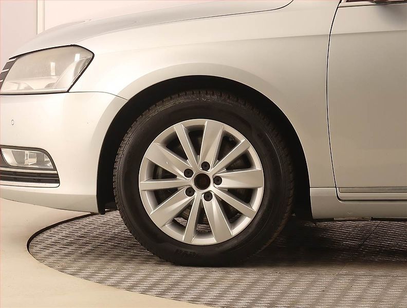 Volkswagen Passat (2012) Comfortline 2.0 TDI, Navi - fotka 15 z 21
