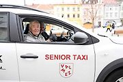 Seniorská taxislužba, to je pomocník obyvatel některých měst v republice, kteří jsou již v důchodovém věku a nemají možnost sami se dopravovat na úřad, k lékaři nebo na nákup.