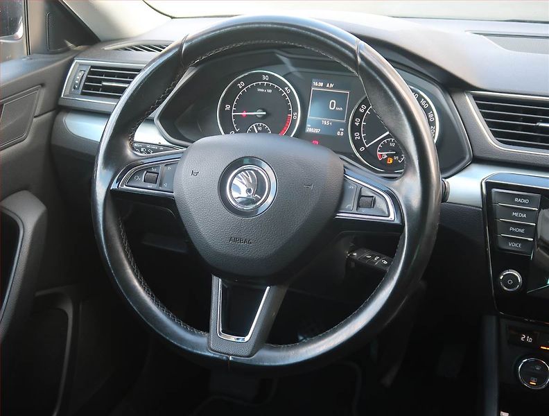 Škoda Superb (2016) 2.0 TDI, Navi, Bi-Xenony - fotka 22 z 22